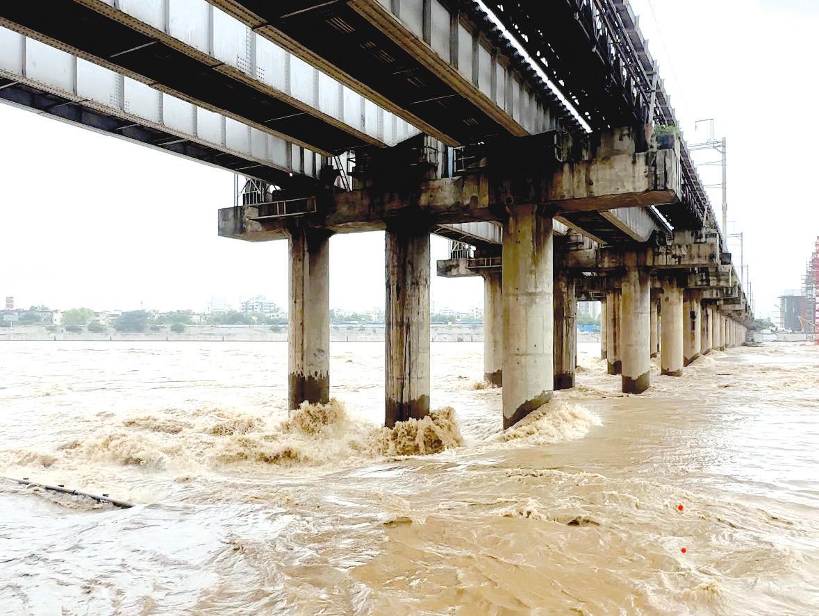 સાબરમતી નદીનું રૌદ્ર સ્વરૂપ શહેરના ૧૯ વિસ્તાર હાઈ એલર્ટ પર