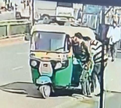 શાતિર ગઠિયા વૃદ્ધને ટાર્ગેટ કર્યા બાદ પોલીસથી બચવા માટે રિક્ષાનાં રંગરૂપ બદલી નાખતા હતા
