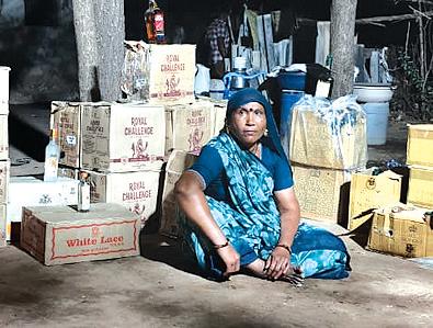 લાખોના દારૂ સાથે મહિલાની ધરપકડ