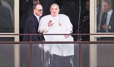 Pope Francis makes first public appearance in 5 weeks