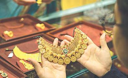 Gold's record run: Heirlooms put on sale, buyers turn to lightweight bling