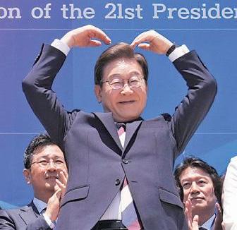 Outspoken South Korea Leftist Survived Stabbing on Path to Power