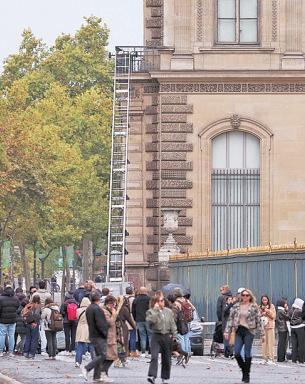 Thieves strike Louvre in jewel heist
