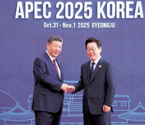 Xi vows to protect free trade at Apec summit