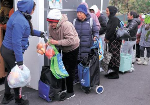 Shutdown in US enters 2nd mth, pain spreads