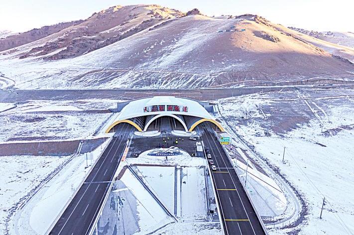 China opens world's 'longest' expressway tunnel
