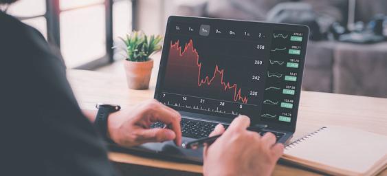 Indices fall 1% on tariff uncertainty