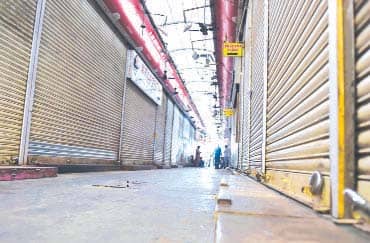 कोरोना से चक्के थमेंगे, बाजार बंद