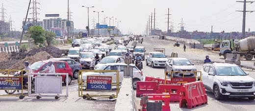 दिल्ली की सीमाएं सील, लंबा जाम