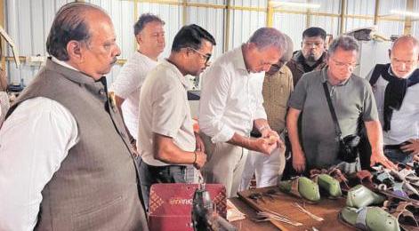 इटैलियन ब्रांड प्राडा की टीम पहुंची कोल्हापुर