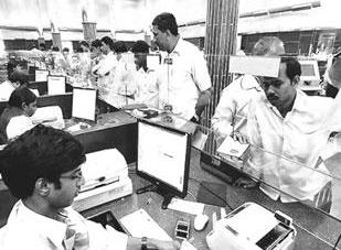 5 साल में पहली बार बढ़े सरकारी बैंकों के कर्मचारी