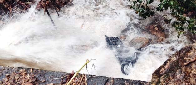 മലവെള്ളപ്പാച്ചിലിൽ സ്കൂട്ടർ തെറിച്ചു; യുവാവും യുവതിയും രക്ഷപ്പെട്ടു 