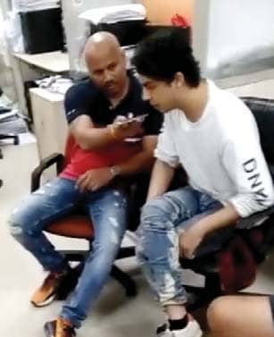 ആര്യൻ ഖാന്റെ അറസ്റ്റിൽ ട്വിസ്റ്റ്: പണം തട്ടാനെന്ന് അവകാശവാദം