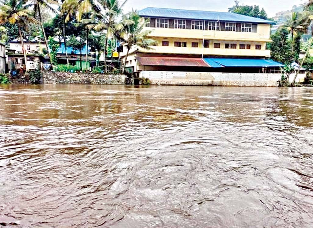 രാത്രിയിൽ തുറന്നത് മുന്നറിയിപ്പില്ലാതെ