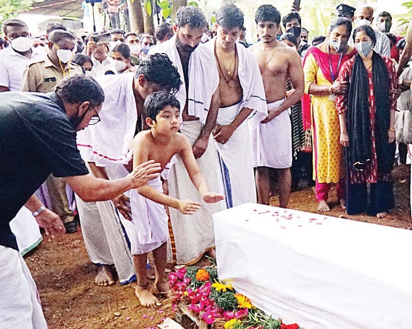 ധീരപുത്രനെ ജന്മനാട് യാത്രയാക്കി, നിറകണ്ണുകളോടെ