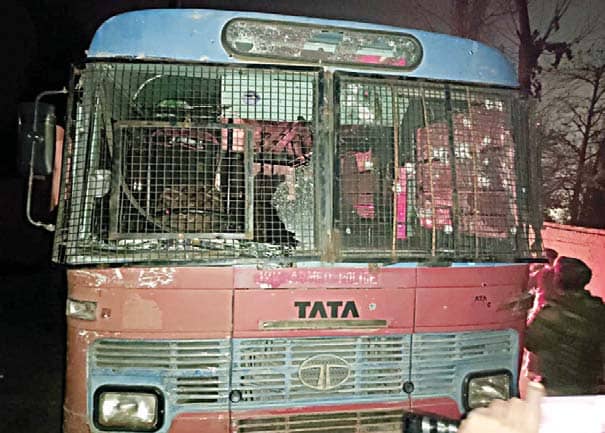 കശ്മീരിൽ പോലീസ് ബസിനുനേരേ വെടിവയ്പ്പ്; 2 പേർക്കു വീരമൃത്യു