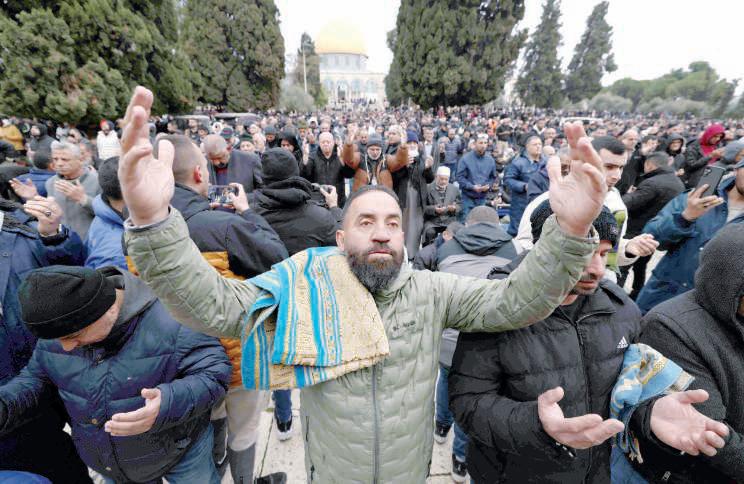 90,000 attend Ramadan's 1st Friday prayers at Aqsa
