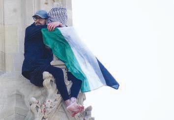 Man climbs Big Ben with Palestine flag, held