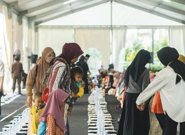 15,000 attend Iftar daily at Zayed Mosque in Solo