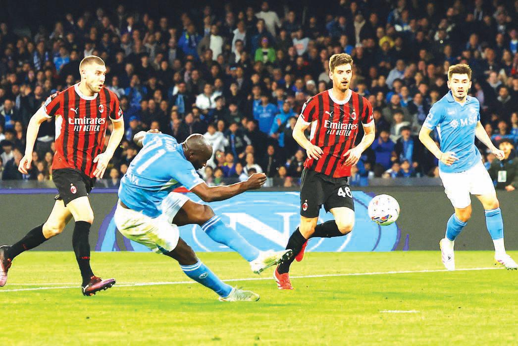 Napoli beat Milan to stay on heels of Serie A leaders Inter