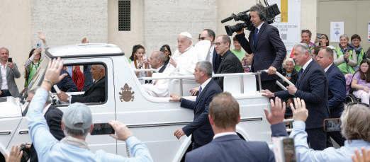 Pope greets Easter crowd, calls for tolerance