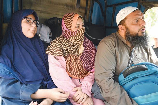 Pakistani tourists rush to leave through Wagah