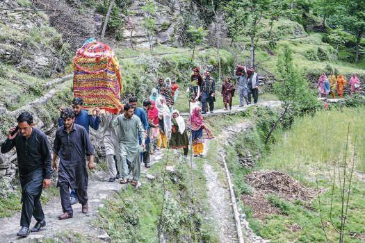 'We don't care:' Weddings go on in border region