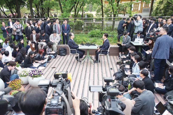 Kim, Han discuss merger of campaigns