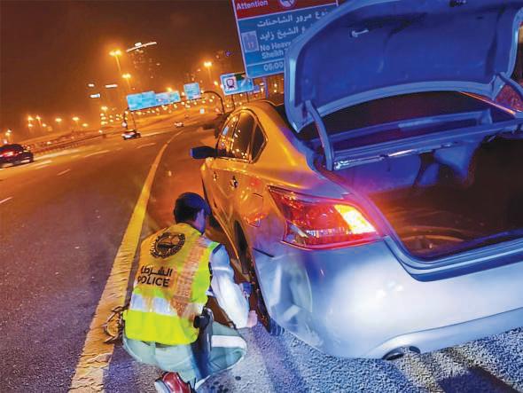 Police help woman change flat tyre in Dubai