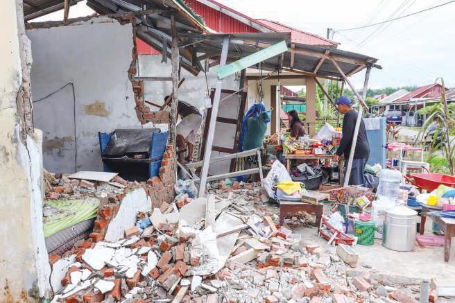 5.7 quake damages over 100 houses in Indonesia
