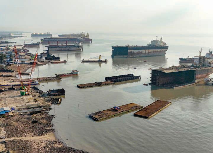 Bangladeshi workers risk lives in shipbreaking yards