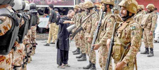 Pak army kills 30 militants at Afghan border