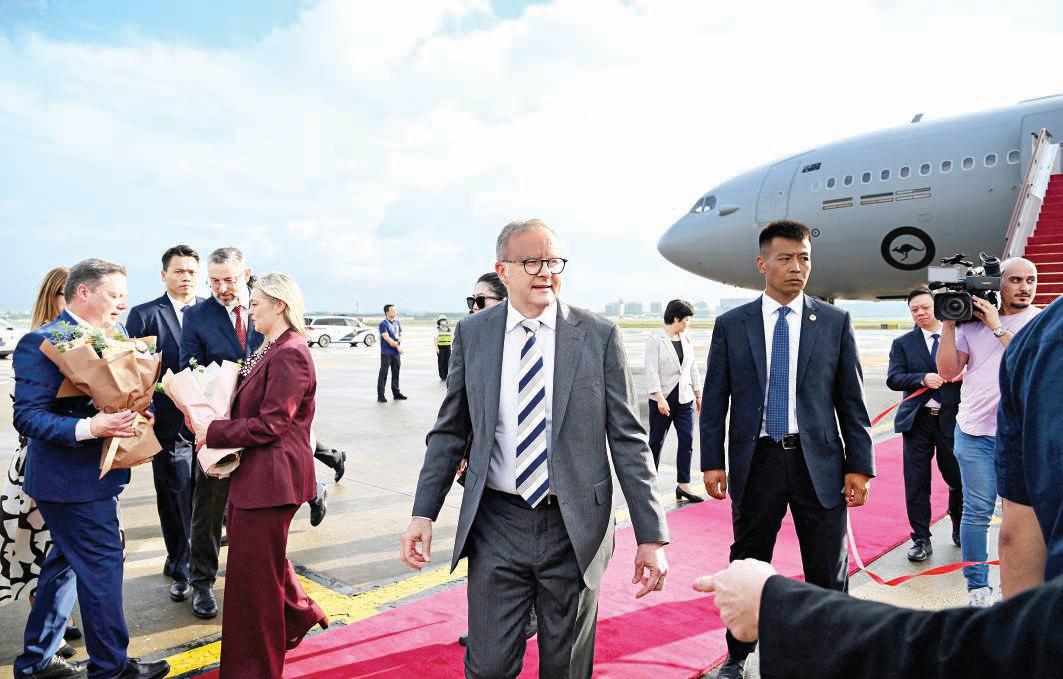 Australia PM in China to boost trade despite regional angst