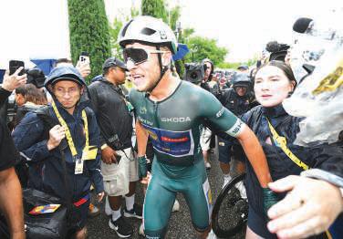 Italy's Milan clinches crash-marred sprint as Tour approaches Alpine end game, Pogacar keeps lead