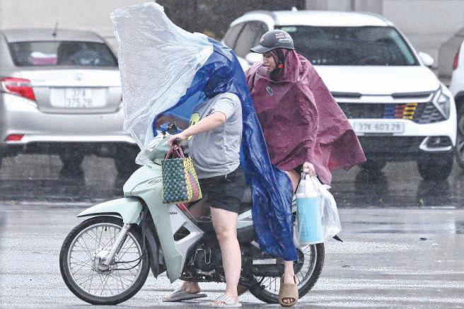 Typhoon Kajiki lashes Vietnam, one killed