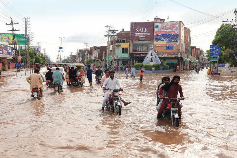 Pakistan evacuates half a million stranded by floods