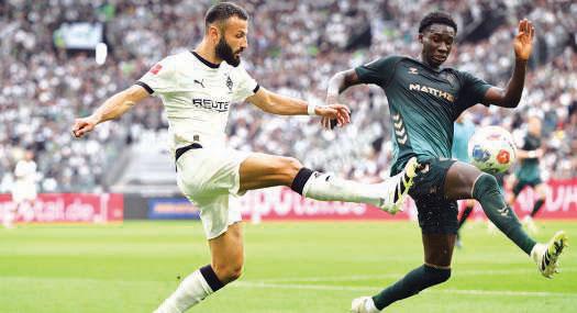 Bremen thump Gladbach, St Pauli pip Augsburg to stay unbeaten