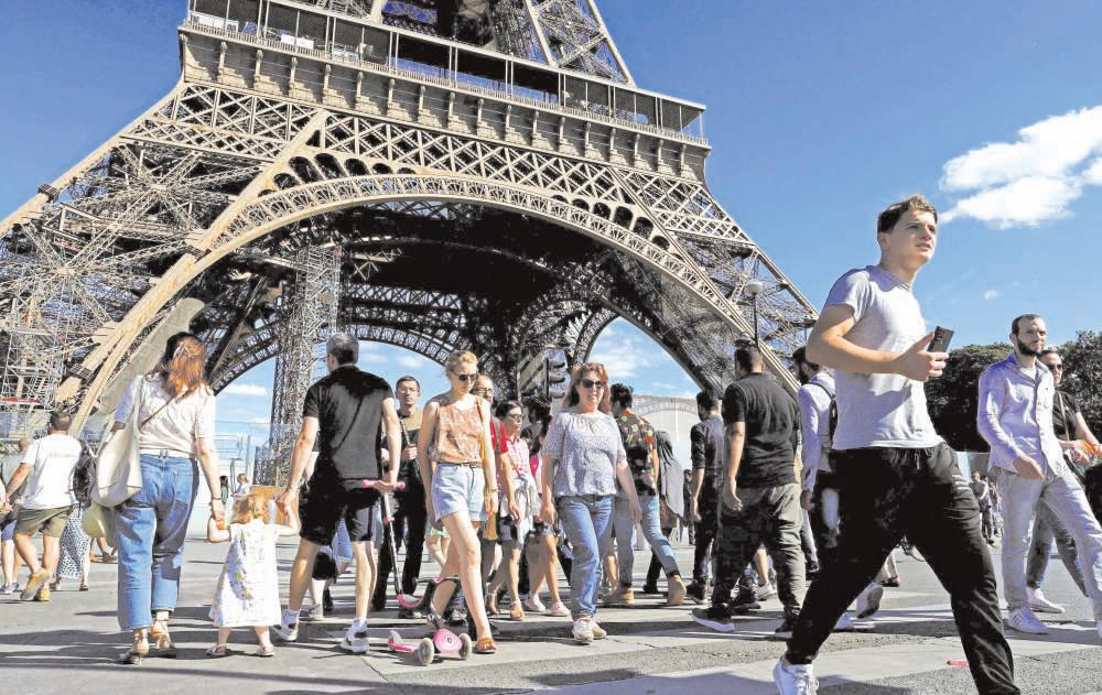French markets and stocks decline, the euro falls, borrowing costs jump