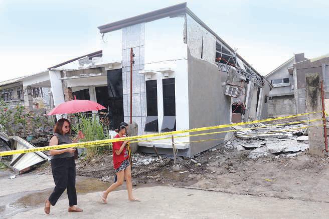 7 killed as powerful earthquakes hit Philippines