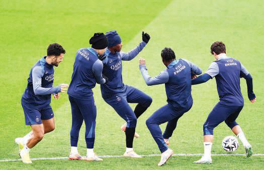 Marauding Mendes flourishes for PSG and has World Cup in sights