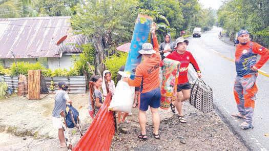 150,000 take shelter as typhoon rocks Philippines