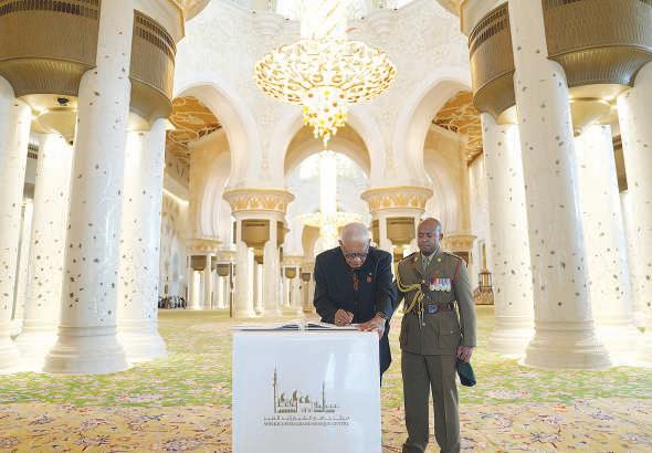 Fiji president visits Sheikh Zayed Mosque