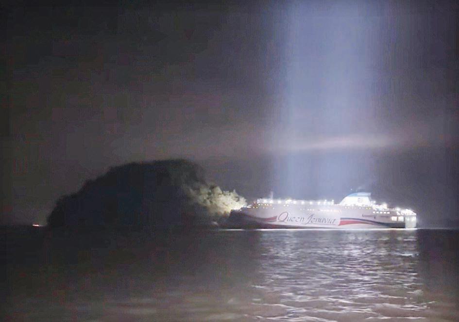 S.Korean ferry with 267 on board runs aground