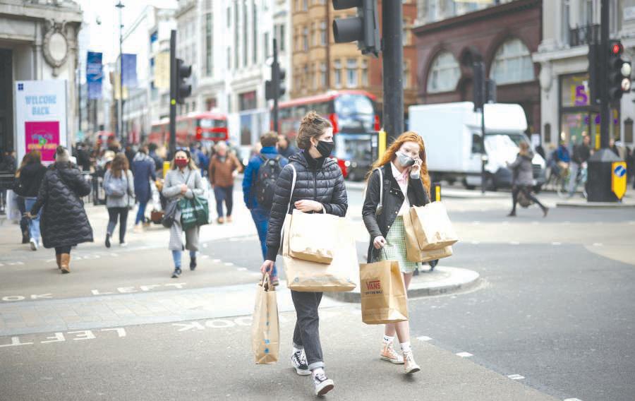UK retailers' confidence sinks to 17-year low before budget