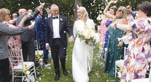 Australian PM becomes first to wed in office