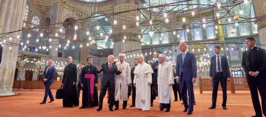 Pope visits Blue Mosque, holds Mass in Istanbul