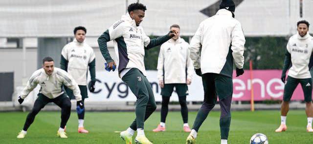 Napoli's title defence continues with visit of rivals Juventus