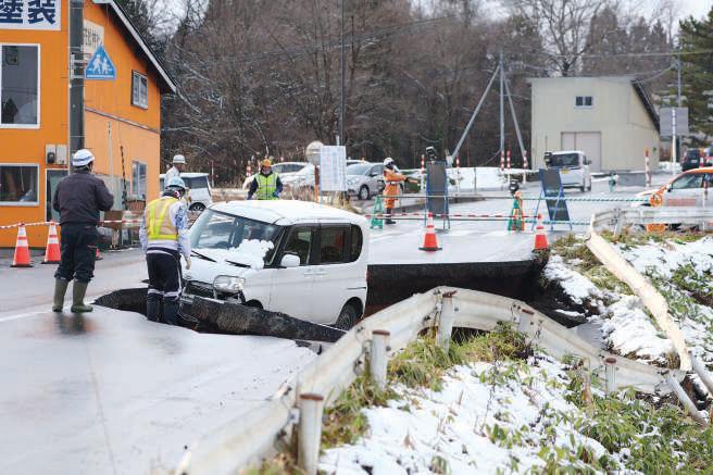 51 hurt in Japan quake as warning persists