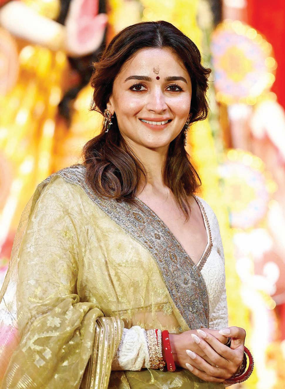 Here's how Bollywood actress Alia Bhatt brings weekend vibes to a weekday