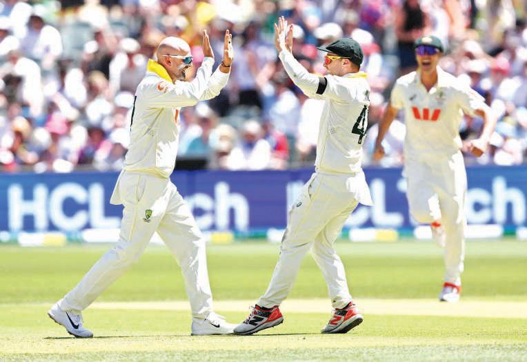 England's Ashes hopes hanging by a thread as Oz press for win